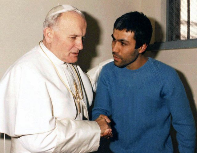 Ο επίδοξος δολοφόνος του Πάπα Ιωάννη Παύλου Β’ άφησε λευκά τριαντάφυλλα στον τάφο του