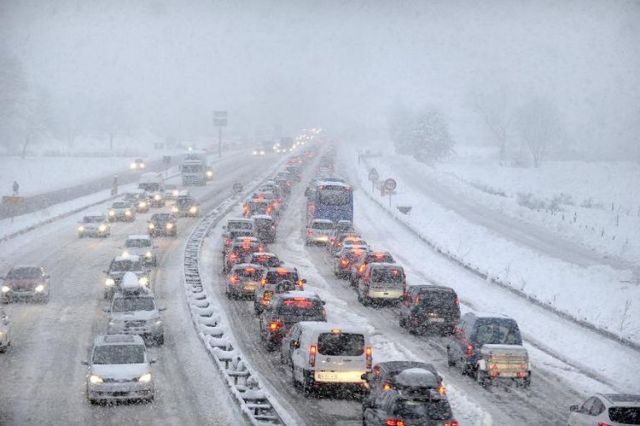 Χάος στις γαλλικές Αλπεις: Δύο νεκροί και 15.000 αυτοκίνητα εγκλωβισμένα στα χιόνια