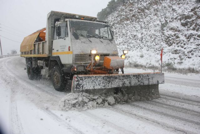 Επέλαση του χιονιά: Ποιοι δρόμοι έχουν κλείσει, πού χρειάζονται αλυσίδες