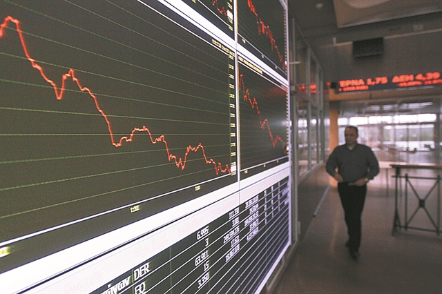 Στο «βαθύ κόκκινο» εν μέσω διεθνούς αναταραχής το Χρηματιστήριο