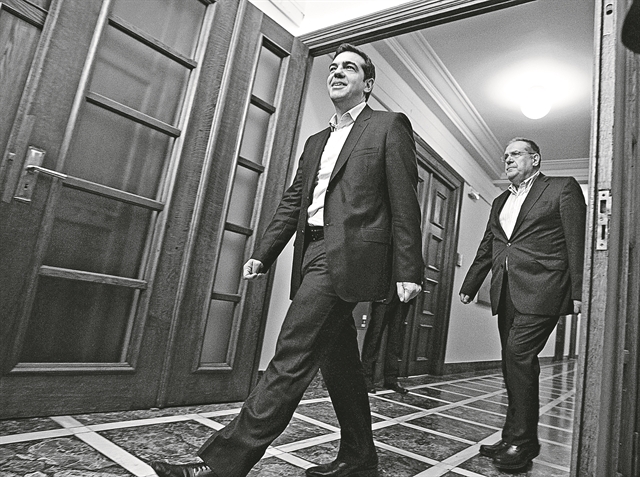 – Είσαι πολιτικός απατεώνας… – Απατεώνας είσαι και φαίνεσαι!