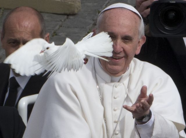 Ο Πάπας εκπλήσσει ξανά: Αγκαλιάζει τρανσέξουαλ στο Βατικανό