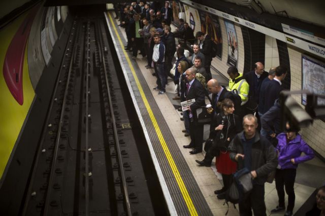 Σοκ στο Λονδίνο: Μαχαίρωσαν στο πρόσωπο υπάλληλο του Μετρό | tanea.gr