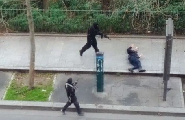 Καρέ – καρέ η επίθεση στο Charlie Hebdo: Αποκλεισμένο το Παρίσι για τον εντοπισμό των δραστών