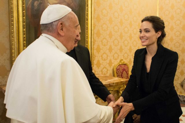 Οταν η Αντζελίνα Τζολί συνάντησε τον Πάπα στο Βατικανό