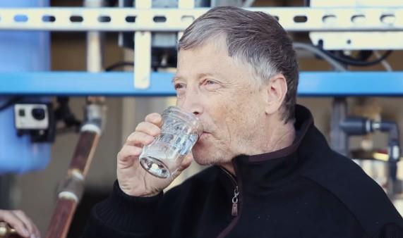 Ο Μπιλ Γκέιτς πίνει νερό από κόπρανα για καλό σκοπό