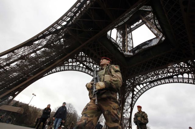 Γαλλία: Χιλιάδες προσλήψεις στην Αντιτρομοκρατική – υπό προστασία 3.000 άτομα