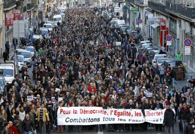 Γαλλία: Φόρος τιμής στα θύματα των τρομοκρατικών επιθέσεων από χιλιάδες διαδηλωτές
