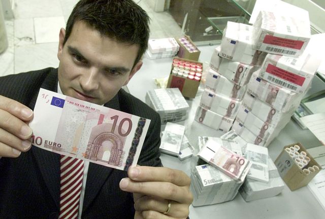Γιατί οι τραπεζίτες μειώνουν τα αποθέματα σε ευρώ | tanea.gr