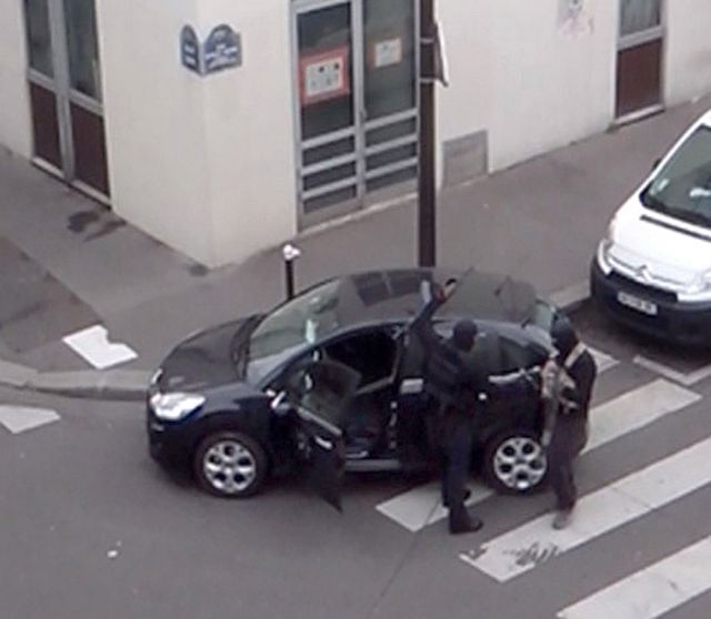 Ντοκουμέντο από την επίθεση στο Charlie Hebdo: Βίντεο με την διαφυγή των εκτελεστών