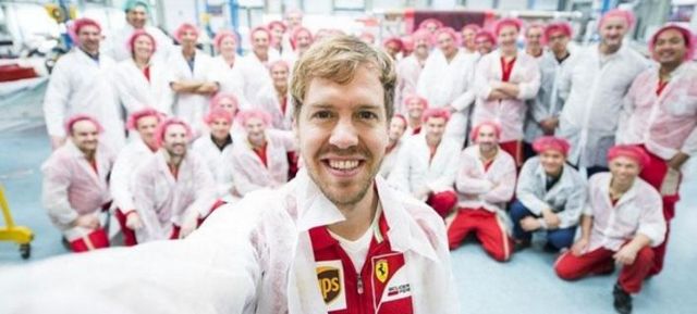 Η selfie φωτογραφία του Φέτελ στο εργοστάσιο της Ferrari