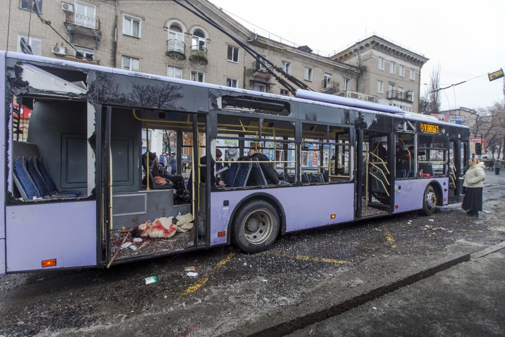 Oκτώ νεκροί από την πτώση οβίδας σε τρόλεϊ στην Ουκρανία