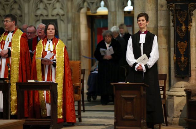 Χειροτονήθηκε η πρώτη γυναίκα επίσκοπος της Αγγλικανικής Εκκλησίας