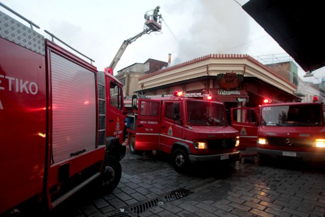 Υπό μερικό έλεγχο η πυρκαγιά σε καφετέρια στο Μοναστηράκι