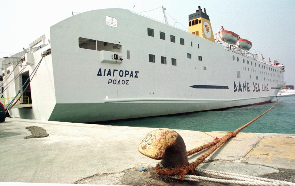 Το «Blue Star Διαγόρας» το πρώτο πλοίο στο λιμάνι του Πειραιά για το 2015