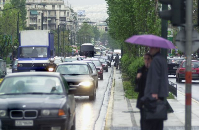 Μετ’ εμποδίων οι μετακινήσεις λόγω βροχής και καραμπόλας  στη λεωφόρο Κηφισού