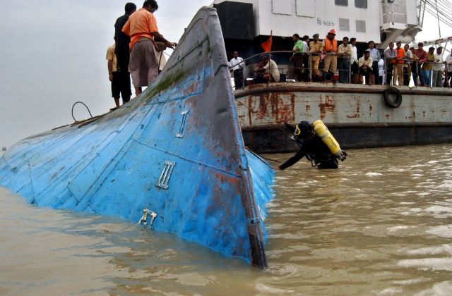 Μπανγκλαντές: Τουλάχιστον 41 νεκροί σε ναυάγιο ποταμόπλοιου