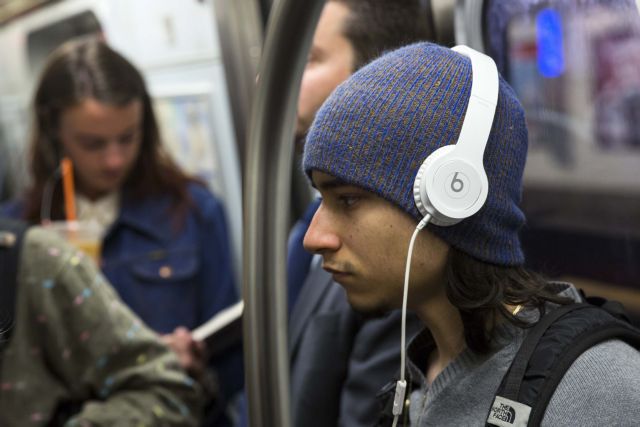 ΠΟΥ: Με ακουστικές διαταραχές κινδυνεύουν 1 δισ. νέοι που ακούν δυνατά μουσική