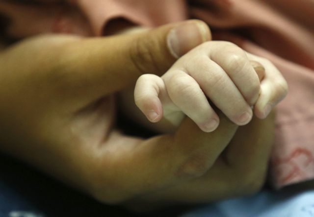 Η Βρετανία έγινε η πρώτη χώρα που επιτρέπει τα μωρά από «τρεις γονείς»