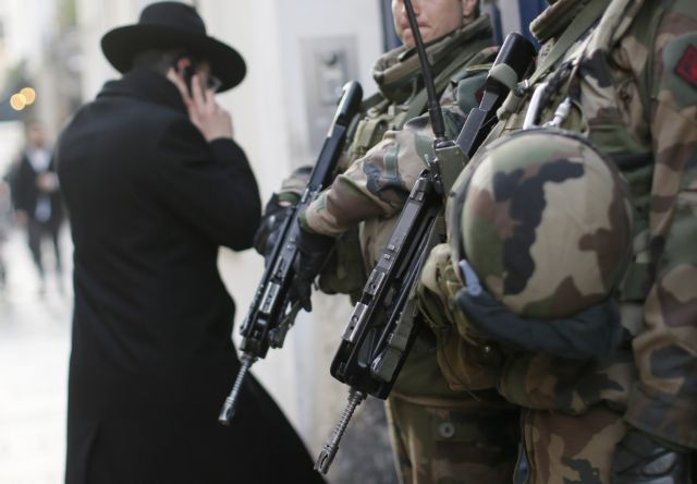 Γαλλία: Επίθεση με μαχαίρι κατά στρατιωτών έξω από εβραϊκό κοινοτικό κέντρο | tanea.gr