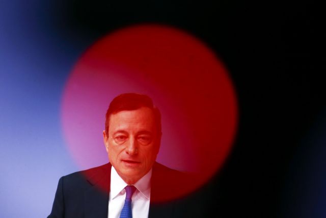 Reuters: «Η ΕΚΤ κρατάει την Ελλάδα με κοντό λουρί»