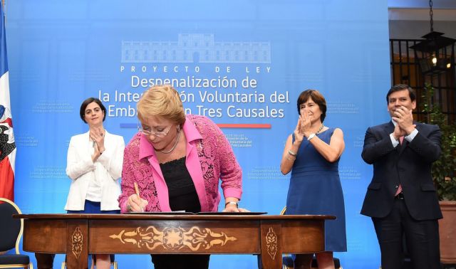 Νομοσχέδιο που αποποινικοποιεί τις αμβλώσεις προωθεί η Χιλή