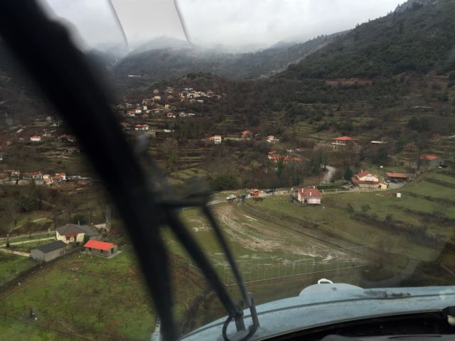 Αιτωλοακαρνανία: Τρεις γυναίκες απεγκλωβίστηκαν από αποκλεισμένο χωριό με ελικόπτερο | tanea.gr