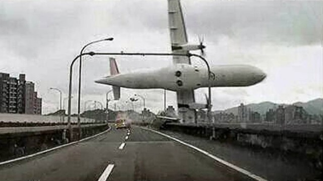 Στους 31 οι νεκροί επιβάτες αεροσκάφους της TransAsia που κατέπεσε σε ποτάμι στην Ταϊβάν [video]
