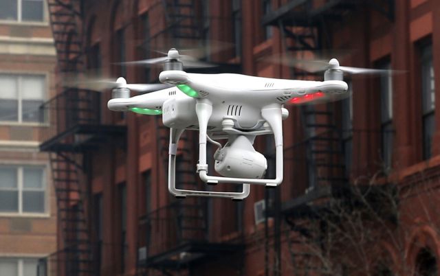Τουλάχιστον πέντε drones εθεάθησαν να πετούν πάνω από το Παρίσι