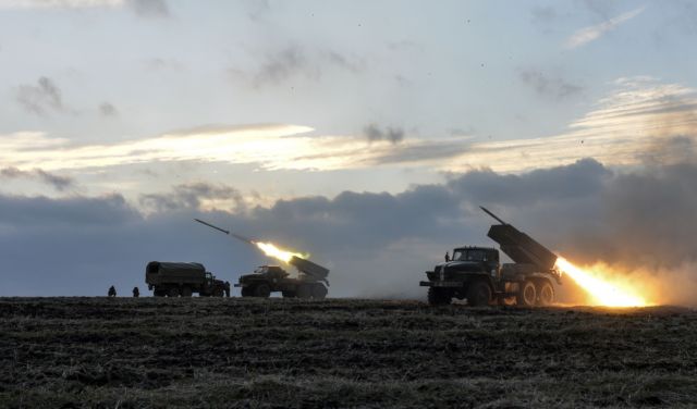 Ρωσία: H Mόσχα θα απαντήσει διπλωματικά αν σταλούν όπλα στην Ουκρανία από τις ΗΠΑ
