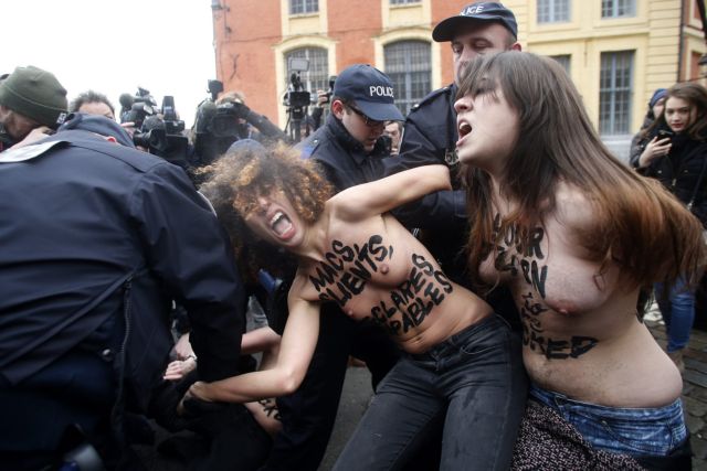 Γυμνόστηθη επίθεση από ακτιβίστριες της Femen στο αυτοκίνητο του Ντομινίκ Στρος-Καν