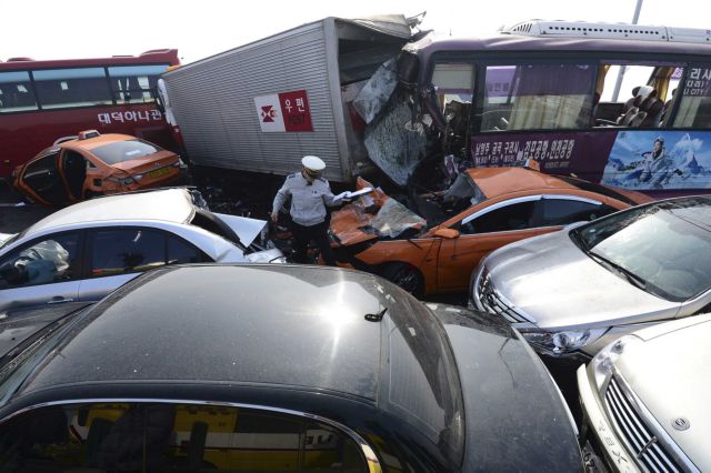Καραμπόλα περίπου 100 οχημάτων με δύο νεκρούς στη Νότια Κορέα