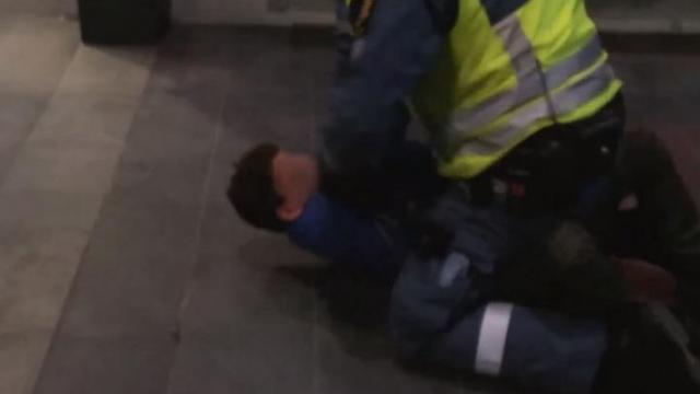 Σοκ στη Σουηδία: Αστυνομικός χτυπάει στο τσιμέντο το κεφάλι ανήλικου μετανάστη