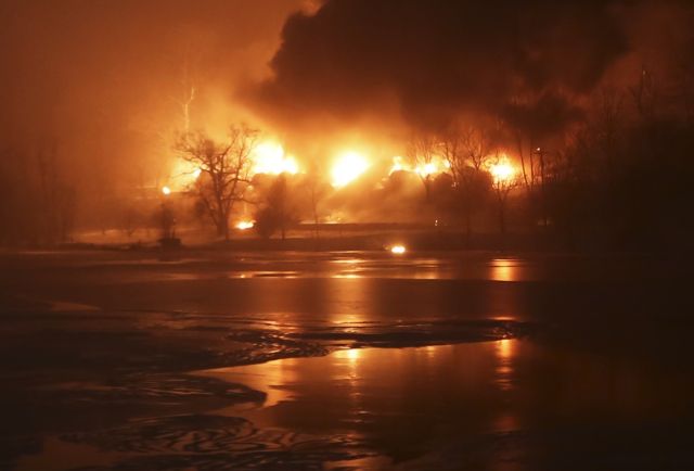 Μεγάλη φωτιά στη Βιρτζίνια μετά από εκτροχιασμό τρένου με αργό πετρέλαιο