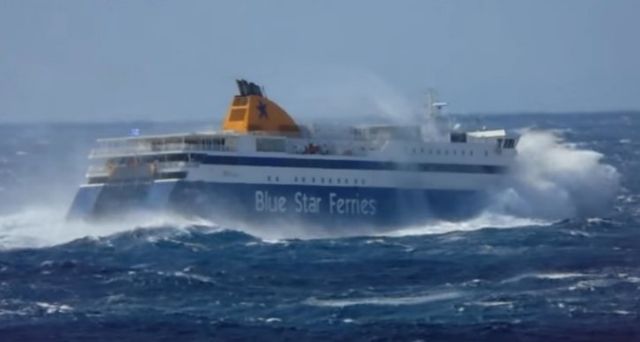 Το Blue Star Paros χάνεται μέσα στα κύματα στο στενό Μυκόνου – Τήνου
