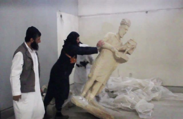 Τζιχαντιστές κατέστρεψαν με βαριοπούλες ανεκτίμητες αρχαιότητες στο Ιράκ