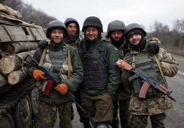 Ο ουκρανικός Στρατός αποσύρει τα βαρέα όπλα