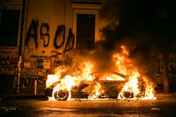 Σοβαρά επεισόδια από αντιεξουσιαστές στο κέντρο της Αθήνας