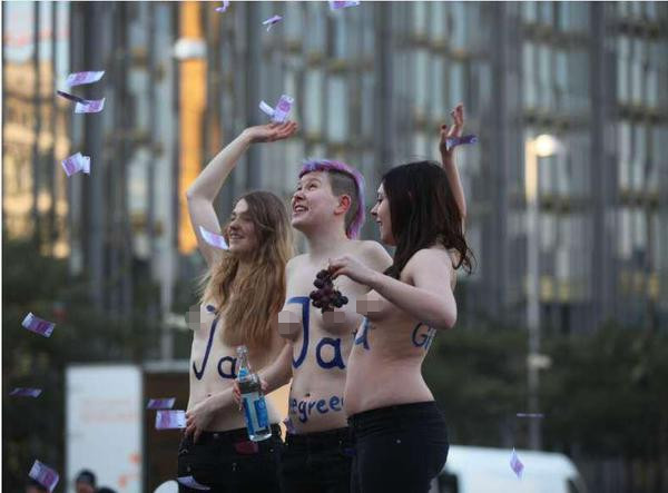 Γυμνόστηθη διαμαρτυρία υπέρ της Ελλάδας: Χόρεψαν συρτάκι πίνοντας ούζο έξω από τη Bild