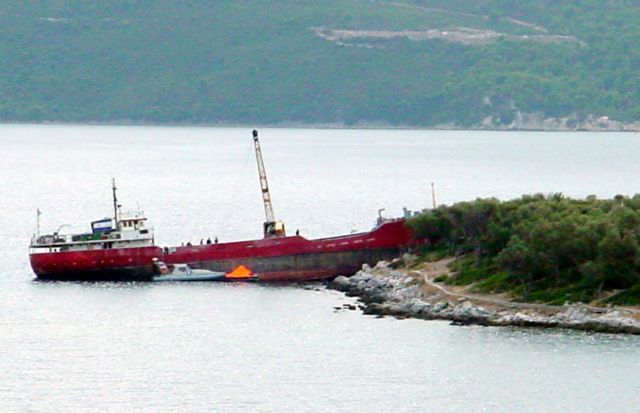 Ρόδος: Αποκολλήθηκε ελληνικό δεξαμενόπλοιο που προσάραξε σε βραχώδη ακτή