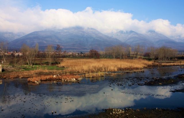 Σέρρες: «Οχυρώνονται» οικισμοί από τα ορμητικά νερά του Στρυμόνα