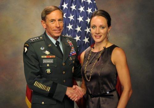Ενοχος δηλώνει ο πρώην επικεφαλής της CIA για τη διαρροή απόρρητων εγγράφων στην ερωμένη του
