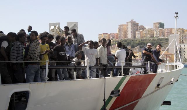 Δέκα νεκροί μετανάστες ανοικτά της Σικελίας, εκατοντάδες μεταφέρονται στην ξηρά