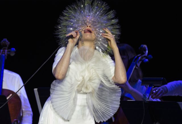 Οταν η Lady Gaga πήγαινε, η Bjork ερχόταν