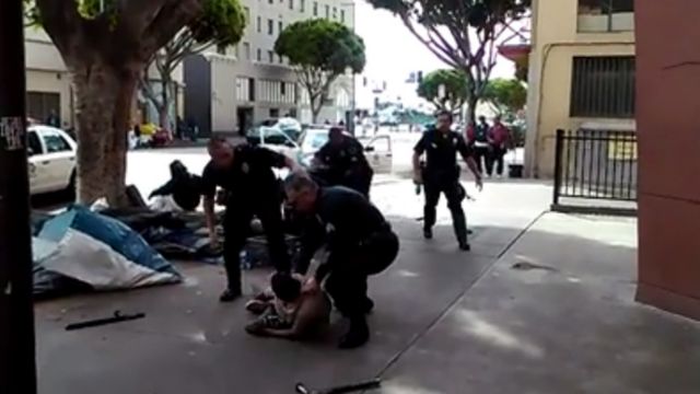 Σοκ: Αστυνομικοί πυροβολούν και σκοτώνουν άστεγο σε κεντρικό δρόμο του Λος Αντζελες