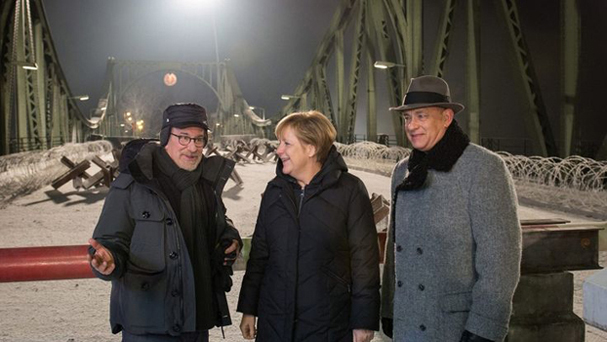 Βερολίνο: Η Μέρκελ… κατασκόπευσε τη νέα ταινία του Σπίλμπεργκ στη «Γέφυρα των Κατασκόπων»