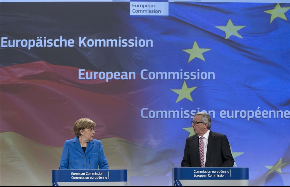 Μέρκελ και Γιούνκερ διαψεύδουν τα περί τρίτου προγράμματος: «Προέχει η εφαρμογή της συμφωνίας του Eurogroup»