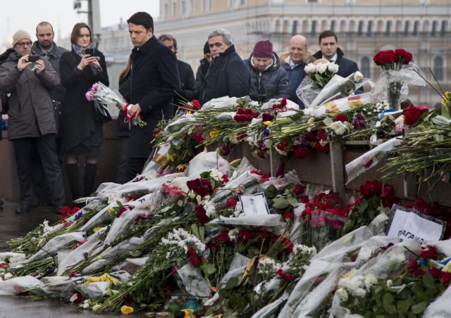 Λουλούδια στο σημείο της δολοφονίας του Νεμτσόφ άφησε ο Ρέντσι