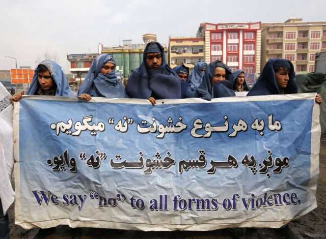 Ανδρες φόρεσαν μπούρκα στο Αφγανιστάν για τα δικαιώματα των γυναικών