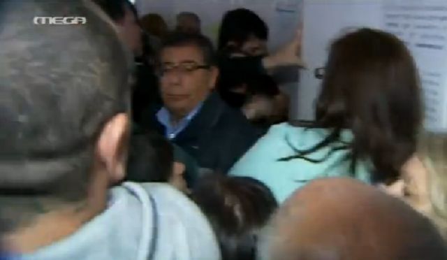 Εικόνες ντροπής στο ΙΚΑ Παγκρατίου: Ηρθαν στα χέρια για μια θέση στην ουρά